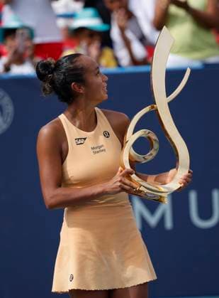 July 27, 2025: Leylah Fernandez hoists the trophy in front of the crowd of fans after the final match during the 2025 Mubadala Citi DC Open tennis tournament being played at Rock Creek Park Tennis Center in Washington, D.C. CSM District Of Columbia United States of America - ZUMAc04_ 20250727_zma_c04_186 Copyright: xJustinxCooperx