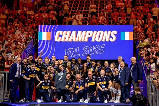 Sport Bilder des Tages SIATKOWKA KOBIET LIGA NARODOW 2025 TURNIEJ FINALOWY: BRAZYLIA - WLOCHY --- WOMENS VOLLEYBALL NATIONS LEAGUE 2025 FINAL ROUND MATCH IN LODZ: BRAZIL - ITALY N Z REPREZENTACJA WLOCH TEAM ITALY ZLOTY MEDAL RADOSC CIESZYNKA FOT. PAWEL PIOTROWSKI 400MM.PL NEWSPIX.PL --- newspix.pl 