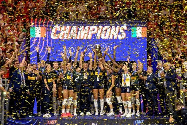 Sport Bilder des Tages SIATKOWKA KOBIET LIGA NARODOW 2025 TURNIEJ FINALOWY: BRAZYLIA - WLOCHY --- WOMENS VOLLEYBALL NATIONS LEAGUE 2025 FINAL ROUND MATCH IN LODZ: BRAZIL - ITALY N Z REPREZENTACJA WLOCH TEAM ITALY ZLOTY MEDAL RADOSC CIESZYNKA GOLD MEDAL FOT. PAWEL PIOTROWSKI 400MM.PL NEWSPIX.PL --- newspix.pl 