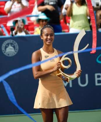 July 27, 2025: Leylah Fernandez hoists the trophy in front of the crowd of fans after the final match during the 2025 Mubadala Citi DC Open tennis tournament being played at Rock Creek Park Tennis Center in Washington, D.C. CSM District Of Columbia United States of America - ZUMAc04_ 20250727_zma_c04_196 Copyright: xJustinxCooperx