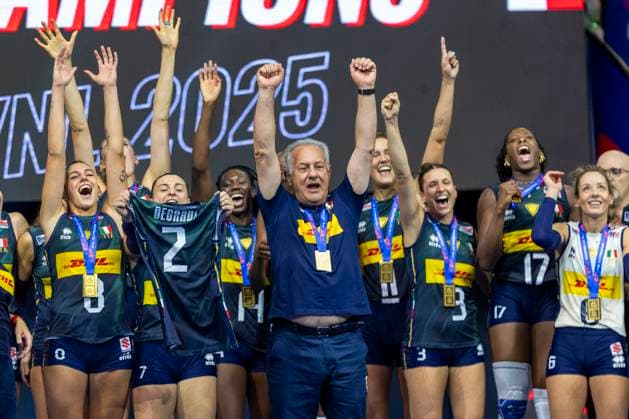 Women s Volleyball Nations League Finals 2025 Italy s team celebrates the gold medal after the 2025 Women s Volleyball Nations League match between Italy and Brazil at the Atlas Arena in Lodz, Poland, 27 July 2025. Lodz Poland  Copyright: xAndrzejxIwanczukx originalFilename:iwanczuk-womensvo250727_npsjG.jpg