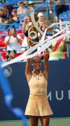 July 27, 2025: Leylah Fernandez hoists the trophy in front of the crowd of fans after the final match during the 2025 Mubadala Citi DC Open tennis tournament being played at Rock Creek Park Tennis Center in Washington, D.C. CSM District Of Columbia United States of America - ZUMAc04_ 20250727_zma_c04_219 Copyright: xJustinxCooperx
