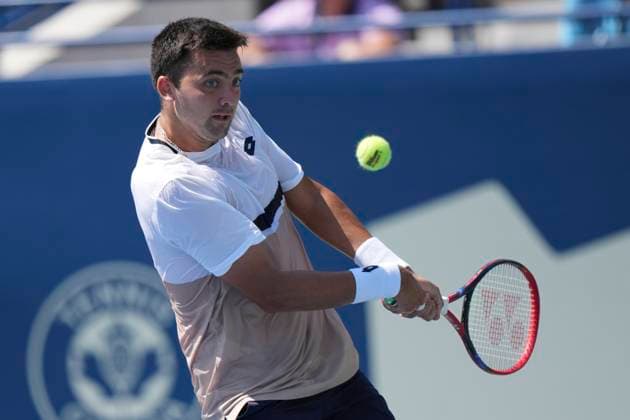 July 27, 2025, Toronto, Ontario, Canada: Tomas Barrios Vera of Chile plays a backhand against Gael Monfils of France during the Men s Singles first round match on day 2 of the ATP, Tennis Herren Masters 1000 National Bank Open at Sobeys Stadium. on July 27, 2025 in Toronto, Canada. Toronto Canada - ZUMAe321 20250727_zsa_e321_147 Copyright: xLeonardoxRamirezx