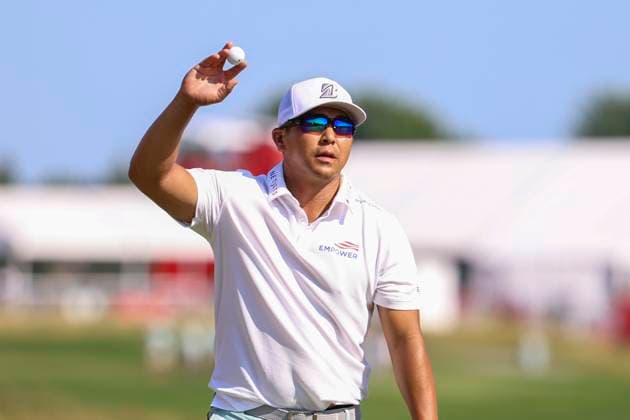 July 27, 2025, Blaine, Minnesota, United States: KURT KITAYAMA raises the ball in celebration after putting to win the 3M open at the 18th hole on the fourth and final day of competition at the 2025 PGA, Golf Herren 3M Open at TPC Twin Cities. Blaine United States - ZUMAt166 20250727_zsp_t166_057 Copyright: xMichaelxTurnerx