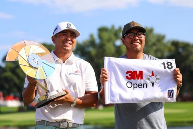 Sport Bilder des Tages July 27, 2025, Blaine, Minnesota, United States: KURT KITAYAMA and his caddy pose with the 3M Open Championship Trophy and the eighteenth hole flag on the fourth and final day of competition at the 2025 PGA, Golf Herren 3M Open at TPC Twin Cities. Blaine United States - ZUMAt166 20250727_zsp_t166_058 Copyright: xMichaelxTurnerx