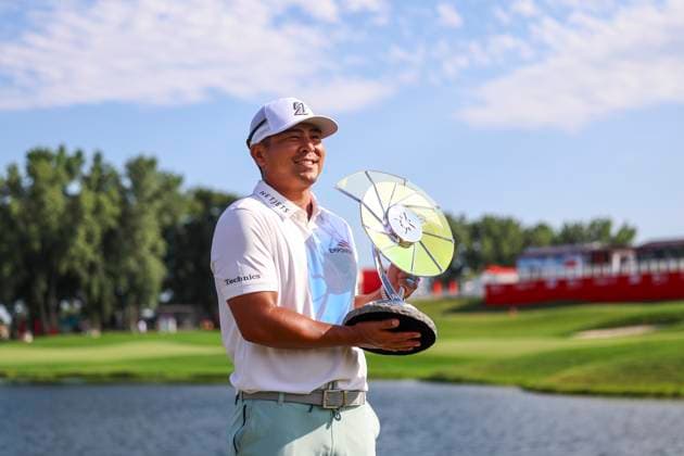 July 27, 2025, Blaine, Minnesota, United States: KURT KITAYAMA holds the 3M Open Championship Trophy on the fourth and final day of competition at the 2025 PGA, Golf Herren 3M Open at TPC Twin Cities. Blaine United States - ZUMAt166 20250727_zsp_t166_060 Copyright: xMichaelxTurnerx