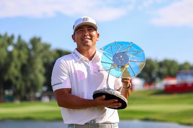 July 27, 2025, Blaine, Minnesota, United States: KURT KITAYAMA stands with the 3M Open Championship Trophy at hole eighteen on the fourth and final day of competition at the 2025 PGA, Golf Herren 3M Open at TPC Twin Cities. Blaine United States - ZUMAt166 20250727_zsp_t166_062 Copyright: xMichaelxTurnerx