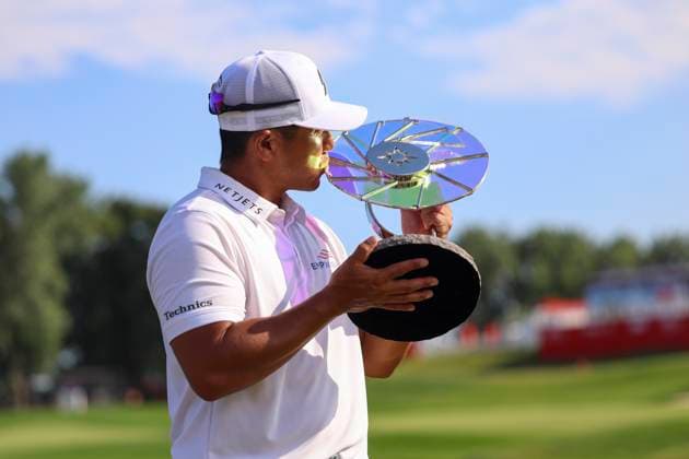 July 27, 2025, Blaine, Minnesota, United States: KURT KITAYAMA gives the 3M Open Championship Trophy a kiss at hole eighteen on the fourth and final day of competition at the 2025 PGA, Golf Herren 3M Open at TPC Twin Cities. Blaine United States - ZUMAt166 20250727_zsp_t166_063 Copyright: xMichaelxTurnerx