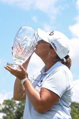 SYLVANIA, OH - JULY 27: Angela Stanford poses for photographs with the winner™s trophy during the awards ceremony for the Greater Toledo Classic Hosted by Stacy Lewis Legends of the LPGA, Golf Damen on July 27, 2025 at Highland Meadows Golf Club in Sylvania, Ohio. (Photo by Scott W. Grau Icon Sportswire) GOLF: JUL 27 Greater Toledo Classic Hosted by Stacy Lewis Legends of the LPGA EDITORIAL USE ONLY Icon25072724