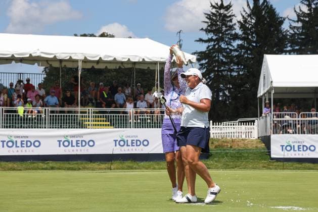 SYLVANIA, OH - JULY 27: Leta Lindley, behind, douses Angela Standord with champagne after Standford won the Greater Toledo Classic Hosted by Stacy Lewis Legends of the LPGA, Golf Damen tournament by making a birdie put on the 18th green during the second playoff hole on July 27, 2025 at Highland Meadows Golf Club in Sylvania, Ohio. (Photo by Scott W. Grau Icon Sportswire) GOLF: JUL 27 Greater Toledo Classic Hosted by Stacy Lewis Legends of the LPGA EDITORIAL USE ONLY Icon25072718