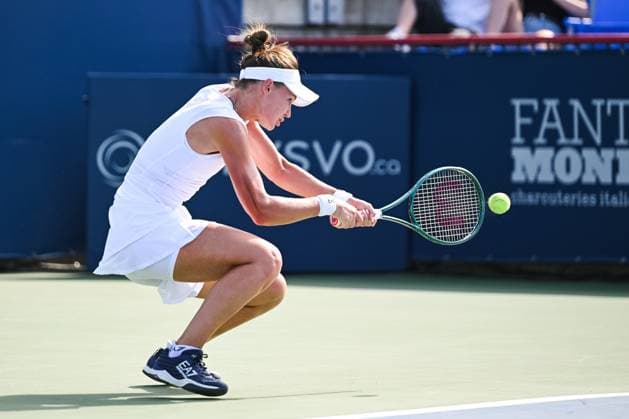 MONTREAL, QC - JULY 27: Veronika Kudermetova returns the ball during a first round match at WTA, Tennis Damen National Bank Open on July 27, 2025 at IGA Stadium in Montreal, QC (Photo by David Kirouac Icon Sportswire) TENNIS: JUL 27 National Bank Open EDITORIAL USE ONLY Icon250727064