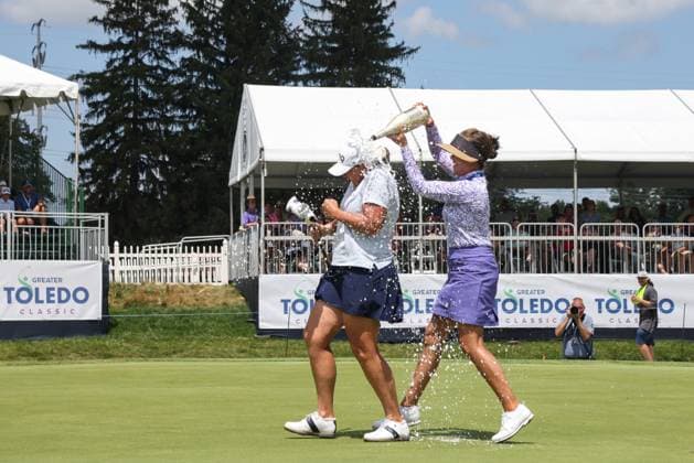 SYLVANIA, OH - JULY 27: Leta Lindley, right, douses Angela Standord, left, with champagne after Standford won the Greater Toledo Classic Hosted by Stacy Lewis Legends of the LPGA, Golf Damen tournament by making a birdie put on the 18th green during the second playoff hole on July 27, 2025 at Highland Meadows Golf Club in Sylvania, Ohio. (Photo by Scott W. Grau Icon Sportswire) GOLF: JUL 27 Greater Toledo Classic Hosted by Stacy Lewis Legends of the LPGA EDITORIAL USE ONLY Icon25072715