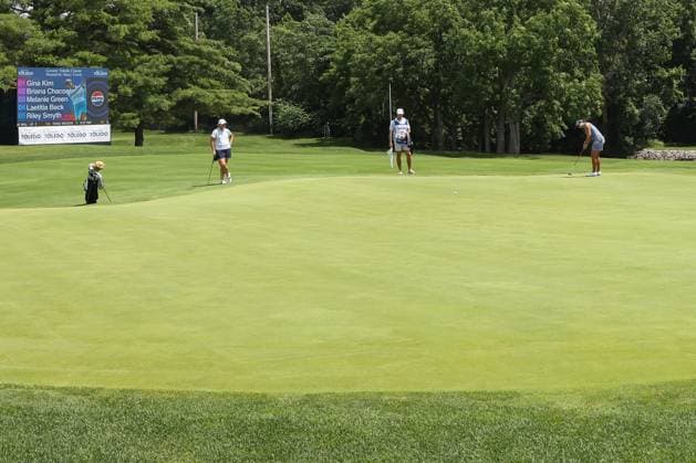 SYLVANIA, OH - JULY 27: Laura Diaz, right, puts on the 18th green during the first playoff hole during the Greater Toledo Classic Hosted by Stacy Lewis Legends of the LPGA, Golf Damen tournament on July 27, 2025 at Highland Meadows Golf Club in Sylvania, Ohio. (Photo by Scott W. Grau Icon Sportswire) GOLF: JUL 27 Greater Toledo Classic Hosted by Stacy Lewis Legends of the LPGA EDITORIAL USE ONLY Icon25072703
