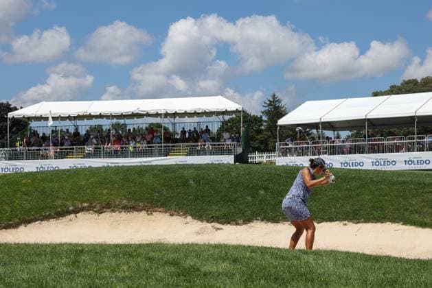 SYLVANIA, OH - JULY 27: Laura Diaz hits out of a greenside bunker onto the 18th green during the second playoff hole during the Greater Toledo Classic Hosted by Stacy Lewis Legends of the LPGA, Golf Damen tournament on July 27, 2025 at Highland Meadows Golf Club in Sylvania, Ohio. (Photo by Scott W. Grau Icon Sportswire) GOLF: JUL 27 Greater Toledo Classic Hosted by Stacy Lewis Legends of the LPGA EDITORIAL USE ONLY Icon25072706