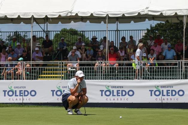 SYLVANIA, OH - JULY 27: Angela Stanford lines up her put on the 18th green during the second playoff hole during the Greater Toledo Classic Hosted by Stacy Lewis Legends of the LPGA, Golf Damen tournament on July 27, 2025 at Highland Meadows Golf Club in Sylvania, Ohio. (Photo by Scott W. Grau Icon Sportswire) GOLF: JUL 27 Greater Toledo Classic Hosted by Stacy Lewis Legends of the LPGA EDITORIAL USE ONLY Icon25072708
