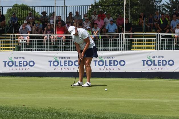 SYLVANIA, OH - JULY 27: Angela Stanford puts on the 18th green during the second playoff hole during the Greater Toledo Classic Hosted by Stacy Lewis Legends of the LPGA, Golf Damen tournament on July 27, 2025 at Highland Meadows Golf Club in Sylvania, Ohio. (Photo by Scott W. Grau Icon Sportswire) GOLF: JUL 27 Greater Toledo Classic Hosted by Stacy Lewis Legends of the LPGA EDITORIAL USE ONLY Icon25072709