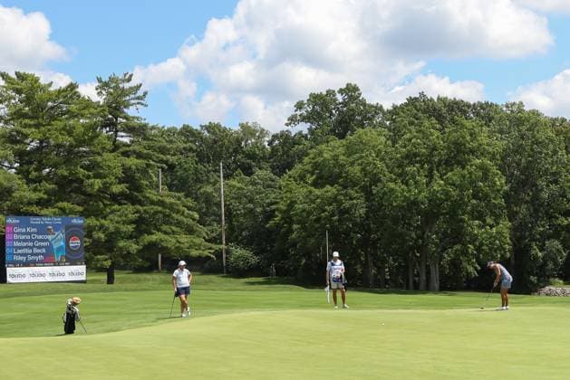 SYLVANIA, OH - JULY 27: Laura Diaz, right, puts on the 18th green during the first playoff hole during the Greater Toledo Classic Hosted by Stacy Lewis Legends of the LPGA, Golf Damen tournament on July 27, 2025 at Highland Meadows Golf Club in Sylvania, Ohio. (Photo by Scott W. Grau Icon Sportswire) GOLF: JUL 27 Greater Toledo Classic Hosted by Stacy Lewis Legends of the LPGA EDITORIAL USE ONLY Icon25072702