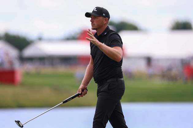 July 27, 2025, Blaine, Minnesota, United States: MATT WALLACE waves to the fans after sinking a putt to secure third place on the fourth and final day of competition at the 2025 PGA, Golf Herren 3M Open at TPC Twin Cities. Blaine United States - ZUMAt166 20250727_zsp_t166_067 Copyright: xMichaelxTurnerx