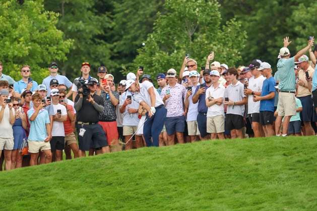 July 27, 2025, Blaine, Minnesota, United States: JAKE KNAPP sends a shot towards the green at hole sixteen on the fourth and final day of competition at the 2025 PGA, Golf Herren 3M Open at TPC Twin Cities. Blaine United States - ZUMAt166 20250727_zsp_t166_077 Copyright: xMichaelxTurnerx