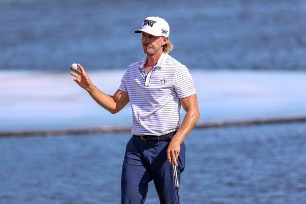 July 27, 2025, Blaine, Minnesota, United States: JAKE KNAPP gestures to the fans after sinking a putt to end the day at hole eighteen on the fourth and final day of competition at the 2025 PGA, Golf Herren 3M Open at TPC Twin Cities. Blaine United States - ZUMAt166 20250727_zsp_t166_086 Copyright: xMichaelxTurnerx