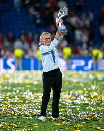 Basel, Switzerland, July 27th 2025 Sarina Wiegman (Head Coach England) celebrating with the trophy after winning the UEFA Womens EURO 2025 Final match between England and Spain at St. Jakob-Park in Basel, Switzerland. (Priscila Bütler SPP) Copyright: xPriscilaxBütlerx xSPPx spp-en-PrBSp-_A924219