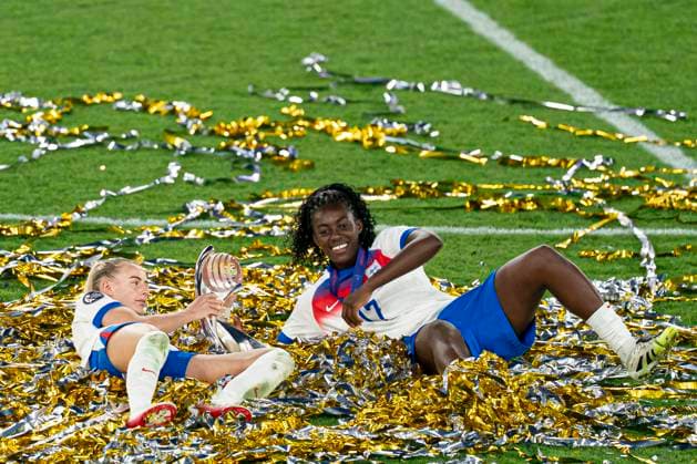 Basel, Switzerland, July 27th 2025 Michelle Agyemang (17 England), right, and Chloe Kelly (18 England), left, during the UEFA Womens EURO 2025 Final match between England and Spain at St. Jakob-Park in Basel, Switzerland. (Priscila Bütler SPP) Copyright: xPriscilaxBütlerx xSPPx spp-en-PrBSp-_A924379