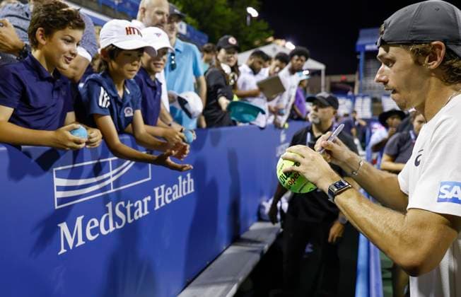 July 27, 2025: Alex De Minaur signs autographs for the fans after the final match during the 2025 Mubadala Citi DC Open tennis tournament being played at Rock Creek Park Tennis Center in Washington, D.C. CSM District Of Columbia United States of America - ZUMAc04_ 20250727_zma_c04_321 Copyright: xJustinxCooperx