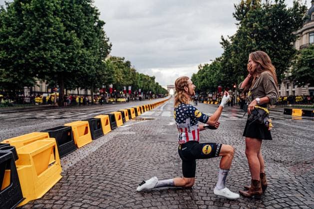 2025 Tour de France Stage 21 Picture by Zac Williams SWpix.com - 27 07 2025 - Cycling - 2025 Tour de France Stage 21, Mantes-la-Ville - Paris (Champs-Elysees), France - Quinn Simmons, Lidl Trek, proposes to his girlfriend on the Champs Elysees. Copyright: x xSWpix.comx(t axPhotographyxHubxLtd)xZacxWilliams SWpix.comx SWP-2645