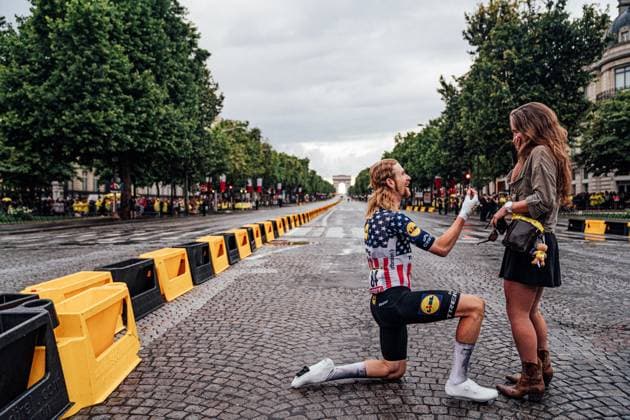2025 Tour de France Stage 21 Picture by Zac Williams SWpix.com - 27 07 2025 - Cycling - 2025 Tour de France Stage 21, Mantes-la-Ville - Paris (Champs-Elysees), France - Quinn Simmons, Lidl Trek, proposes to his girlfriend on the Champs Elysees. Copyright: x xSWpix.comx(t axPhotographyxHubxLtd)xZacxWilliams SWpix.comx SWP-2645
