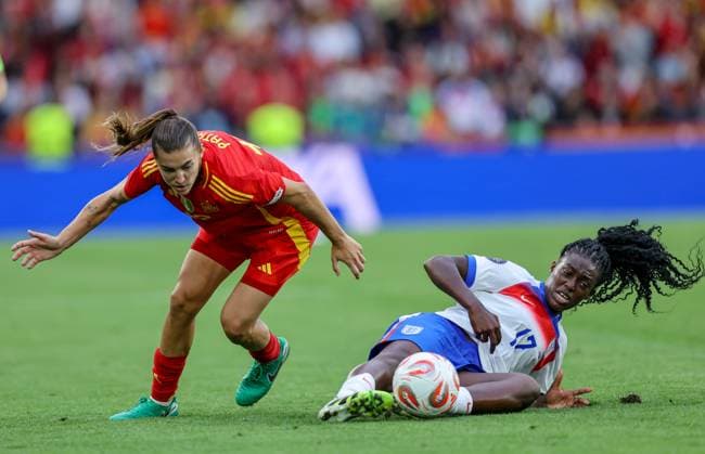 CHE, Basel, England vs Spain, International match, UEFA, St Jakob Park, UEFA European Women s Championship 2025, Final pictured f l n r Patricia Guijarro Spain 12 , Michelle Agyemang England 17 duel DFB DFL REGULATIONS PROHIBIT ANY USE OF PHOTOGRAPHS AS IMAGE SEQUENCES AND OR QUASI VIDEO, 27 07 2025, Copyright: HMBxMedia HendrikxHamelau