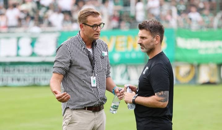 Leipzig, 27.07.2025, Alfred-Kunze-Sportpark, Fußball, Regionalliga Nordost , 1.Spieltag, BSG Chemie Leipzig vs. 1.FC Magdeburg II 0:2 (0:0) , Im Bild von links; sportlicher Leiter David Bergner ( Chemie Leipzig), Trainer Adrian Alipour, Chemie Leipzig , Nur zur redaktionellen Nutzung. Only editorial use. , NOFV regulations prohibit any use of photographs as image sequences and or quasi-video. , *** Leipzig, 27 07 2025, Alfred Kunze Sportpark, Soccer, Regionalliga Nordost , 1 Matchday, BSG Chemie Leipzig vs 1 FC Magdeburg II 0 2 0 0 , In the picture from left sporting director David Bergner Chemie Leipzig , Coach Adrian Alipour, Chemie Leipzig , For editorial use only Only editorial use , NOFV regulations prohibit any use of photographs as image sequences and or quasi video , Picture Point