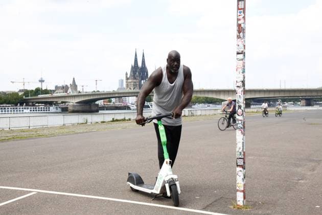 NBA, Basketball Herren, USA legend Shaquille O Neal plays street basketball COLOGNE, GERMANY - JULY 26: NBA legend Shaquille O’Neal rides a scooter after he joins the local street basketball players for a spontaneous game at public courts of Deutz and Poll, ahead of his DJ performance in Cologne, Germany on July 26, 2025. Kadir Ilboga Anadolu Cologne Germany. Editorial use only. Please get in touch for any other usage.  Copyright: x2025xAnadoluxKadirxIlbogax