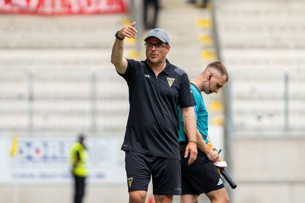 Benedetto Muzzicato Alemannia Aachen, Head Coach calls one of his players to him Alemannia Aachen vs Fortuna Duesseldorf, Football, Test match, Season 2025 2026, 26 07 2025 DFB REGULATIONS PROHIBIT ANY USE OF PHOTOGRAPHS AS IMAGE SEQUENCES AND OR QUASI VIDEO Alemannia Aachen vs Fortuna Duesseldorf, Football, Test match, Season 2025 2026, 26 07 2025 Aachen Copyright: xEibner-Pressefoto J.xDerondeaux EP_JDU