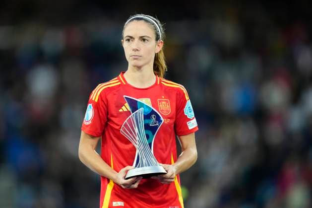 England v Spain - UEFA Women s EURO 2025 Final Aitana Bonmati midfield of Spain and FC Barcelona, Barca with the Player of Tournament Trophy after the UEFA Women s EURO 2025 Final match between England and Spain at St. Jakob-Park on July 27, 2025 in Basel, Switzerland. Basel Switzerland  Copyright: xJosexBretonx originalFilename:bretonhernandez-englandv250727_np543.jpg