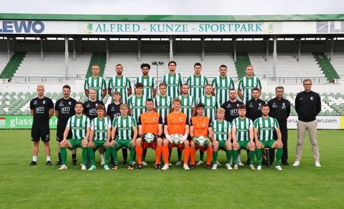 Team presentation Chemie Leipzig Regionalliga BSG Chemie Leipzig Regionalliga Nordost, Porträttermin 2025 2026, Team photo , Back row from left Yehor Chyher, Rudolf Sanin, Stanley Ratifo, Lorenz Hollenbach, Marc Enke, Julian Weigel, Pilipp Wendt , middle row from left co-coach Markus Wolf, head coach Adrian Alipour, athletics coach Erik Fischer, physiotherapist Kira Dörnte Doernte, Julius Hoffmann, Lasse Timpelan, Tim Kiessling Kiessling, Tim Bunge, physiotherapist Leon Philipp Dastych, team manager Daniel Heinze, physiotherapist Alireza Hamzehian, sporting director David Bergner, front row from left Valon Aliji, Fynn Seidel, Rajk Lisinski, goalkeeper Florian Horenburg, Goalkeeper Luca Böggemann Boeggemann, Goalkeeper Tom Eisfeld, Lukas Griebsch, Maxime Langner, Jannik Mäder Maeder , Leipzig, 26 07 2025, Alfred Kunze Sportpark, Football , For editorial use only Only editorial use