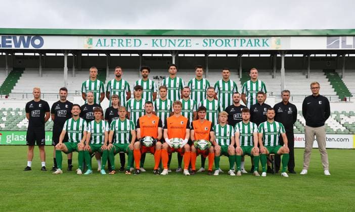 Team presentation Chemie Leipzig Regionalliga BSG Chemie Leipzig Regionalliga Nordost, Porträttermin 2025 2026, Team photo , Back row from left Yehor Chyher, Rudolf Sanin, Stanley Ratifo, Lorenz Hollenbach, Marc Enke, Julian Weigel, Pilipp Wendt , middle row from left co-coach Markus Wolf, head coach Adrian Alipour, athletics coach Erik Fischer, physiotherapist Kira Dörnte Doernte, Julius Hoffmann, Lasse Timpelan, Tim Kiessling Kiessling, Tim Bunge, physiotherapist Leon Philipp Dastych, team manager Daniel Heinze, physiotherapist Alireza Hamzehian, sporting director David Bergner, front row from left Valon Aliji, Fynn Seidel, Rajk Lisinski, goalkeeper Florian Horenburg, Goalkeeper Luca Böggemann Boeggemann, Goalkeeper Tom Eisfeld, Lukas Griebsch, Maxime Langner, Jannik Mäder Maeder , Leipzig, 26 07 2025, Alfred Kunze Sportpark, Football , For editorial use only Only editorial use