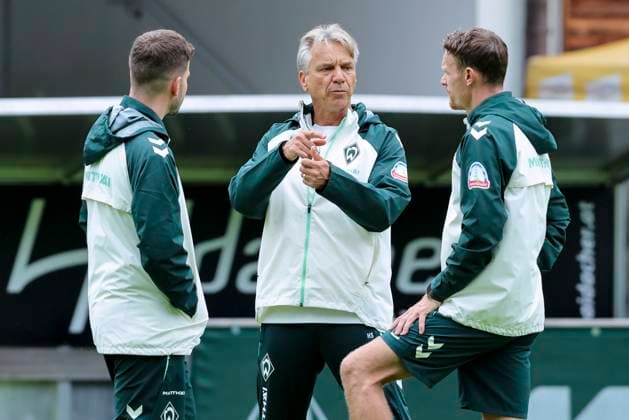 Co-Trainer Raphael Duarte (Werder Bremen), Trainer Horst Steffen (Werder Bremen) und Co-Trainer Christian Gross (Werder Bremen) unterhalten sich, 28.07.2025, Training Werder Bremen, Parkstadion am 28. July 2025 in Zell am Ziller, Oesterreich. (Foto von Marco Steinbrenner DeFodi Images) Co-Trainer Raphael Duarte (Werder Bremen), Trainer Horst Steffen (Werder Bremen) und Co-Trainer Christian Gross (Werder Bremen) talk together, 28.07.2025, Training Werder Bremen, Parkstadion, July 28, 2025 in Zell am Ziller, Austria. (Photo by Marco Steinbrenner DeFodi Images) *** Co Coach Raphael Duarte Werder Bremen , Coach Horst Steffen Werder Bremen and Co Coach Christian Gross Werder Bremen talk together, 28 07 2025, Training Werder Bremen, Parkstadion, July 28, 2025 in Zell am Ziller, Austria Photo by Marco Steinbrenner DeFodi Images Co Coach Raphael Duarte Werder Bremen , Coach Horst Steffen Werder Bremen and Co Coach Christian Gross Werder Bremen talk together, 28 07 2025, Training Werder Bremen, Parkstadion, July 28, 2025 in Zell am Ziller, Austria Photo by Marco Steinbrenner DeFodi Images