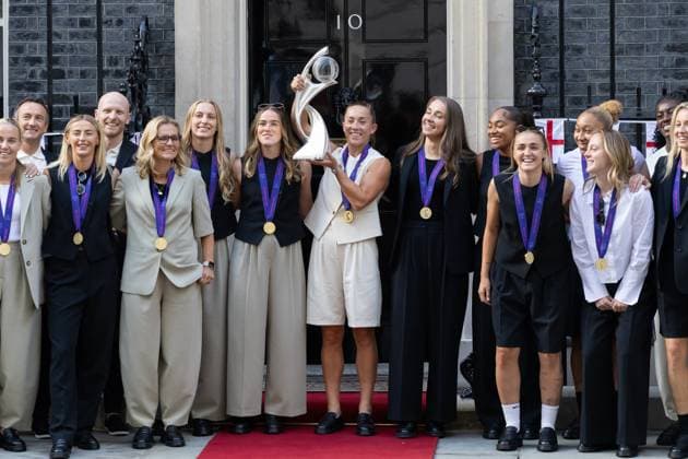 England Women s football team at Downing Street England Women s football team, Ella Toone, Alessia Russo, Lotte Wubben-Moy, Lauren Hemp, Alex Greenwood, Beth Mead, Chloe Kelly, Sarina Wiegman, Aggie Beaver-Jones, Khiara Keating, Georgia Stanway, Lauren James, Keira Walsh, Michelle Agyemang, Leah Williamson, Hannah Hampton, Lucy Bronze, Anna Moorhouse and Esme Morgan with the UEFA Women s EURO trophy outside 10 Downing Street Featuring: Ella Toone, Alessia Russo, Lotte Wubben-Moy, Lauren Hemp, Alex Greenwood, Beth Mead, Chloe Kelly, Sarina Wiegman, Aggie Beaver-Jones, Khiara Keating, Georgia Stanway, Lauren James, Keira Walsh, Michelle Agyemang, Leah Williamson, Hannah Hampton, Lucy Bronze, Anna Moorhouse, Esme Morgan Where: London, United Kingdom When: 28 Jul 2025 Credit: Phil Lewis WENN London United Kingdom Copyright: xPhilxLewis WENNx wenn40562831 PLAAx 0827668212st