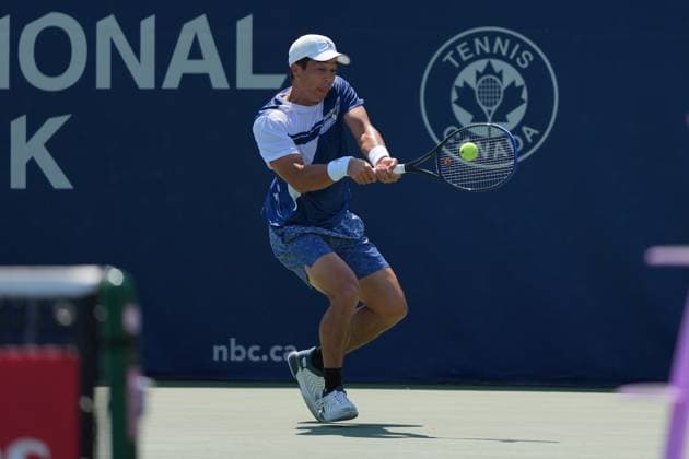 July 28, 2025, Toronto, Ontario, Canada: Mackenzie McDonald of the United States plays a backhand against David Goffin of Belgium during the Men s Singles first round match on day 3 of the ATP, Tennis Herren Masters 1000 National Bank Open at Sobeys Stadium. on July 28, 2025 in Toronto, Canada. Toronto Canada - ZUMAe321 20250728_zsa_e321_053 Copyright: xLeonardoxRamirezx
