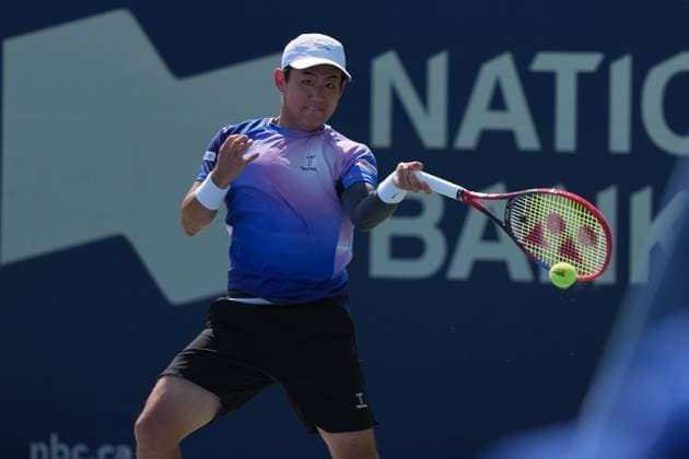 July 28, 2025, Toronto, Ontario, Canada: Yoshihito Nishioka of Japan plays a forehand against Ethan Quinn of the United States of America during the Men s Singles first round match on day 3 of the ATP, Tennis Herren Masters 1000 National Bank Open at Sobeys Stadium. on July 28, 2025 in Toronto, Canada. Toronto Canada - ZUMAe321 20250728_zsa_e321_064 Copyright: xLeonardoxRamirezx