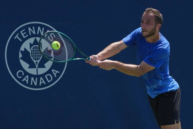 July 28, 2025, Toronto, Ontario, Canada: Hugo Gaston of France plays a backhand against Mattia Bellucci of Italy during the Men s Singles first round match on day 3 of the ATP, Tennis Herren Masters 1000 National Bank Open at Sobeys Stadium. on July 28, 2025 in Toronto, Canada. Toronto Canada - ZUMAe321 20250728_zsa_e321_108 Copyright: xLeonardoxRamirezx