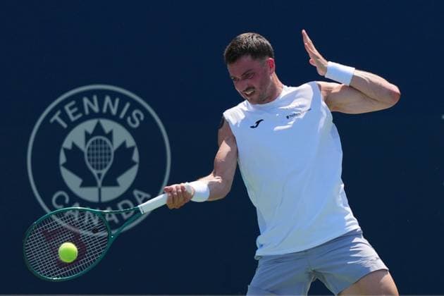 July 28, 2025, Toronto, Ontario, Canada: Pedro Martinez of Spain plays a forehand against Aleksandar Vukic of Australia during the Men s Singles first round match on day 3 of the ATP, Tennis Herren Masters 1000 National Bank Open at Sobeys Stadium. on July 28, 2025 in Toronto, Canada. Toronto Canada - ZUMAe321 20250728_zsa_e321_119 Copyright: xLeonardoxRamirezx