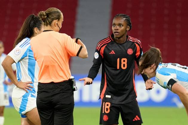 Linda Caicedo of Colombia gets booked a yellow card by referee Ivana Projkovska of Macedonia during the semifinal of Copa America Feminina between Argentina and Colombia at Rodrigo Paz Delgado Stadium on July 28, 2025 in Quito, Ecuador (Photo by Camilla Stolen, Imago) Quito Ecuador Copyright: xCamillaxStolenx L1046486