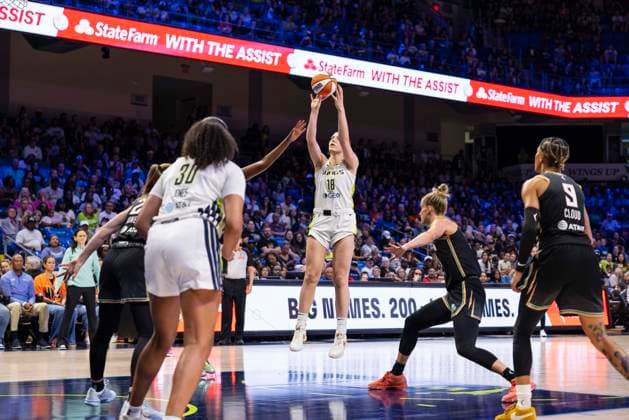 July 28, 2025, Arlington, Texas, USA: Dallas Wings center LUISA GEISELSODER (18) shoots a jump shot during a WNBA, Basketball Damen, USA game between the New York Liberty and Dallas Wings at College Park Center.Dallas wins 92-82. Arlington USA - ZUMAf180 20250728_zsp_f180_020 Copyright: xMarkxFannx