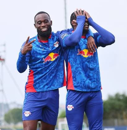 RB Leipzig training camp day 5 Bundesliga Donaueschingen, 27 07 2025, SV Aasen Stadion, Soccer, Bundesliga , RB LEIPZIG pre-season preparation in Baden Wuerttemberg , In the picture from l Lutsharel Geertruida 2, RB Leipzig and Castello Lukeba 23, RB Leipzig , Picture Point