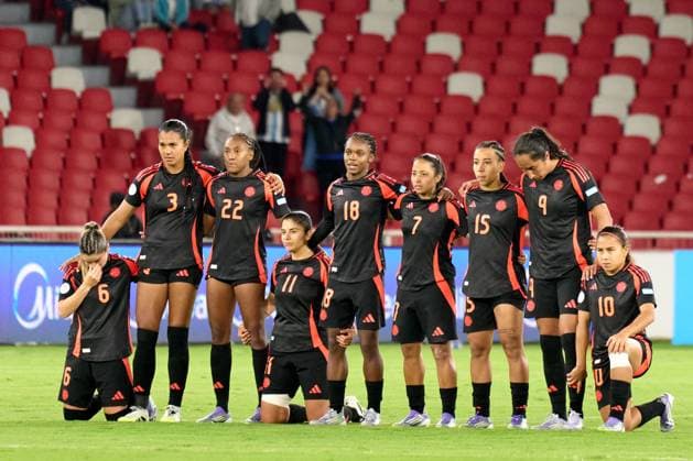 Players of the Colombia womens national football team embrace while watching the penalty shootout of the semifinal of Copa America Feminina between Argentina and Colombia at Rodrigo Paz Delgado Stadium on July 28, 2025 in Quito, Ecuador (Photo by Camilla Stolen, Imago) Quito Ecuador Copyright: xCamillaxStolenx L1046741