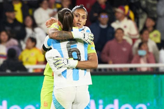 Goalie Solana Pereyra of Argentina embrace Aldana Cometti during the penalty shootouts of the semifinal of Copa America Feminina between Argentina and Colombia at Rodrigo Paz Delgado Stadium on July 28, 2025 in Quito, Ecuador (Photo by Camilla Stolen, Imago) Quito Ecuador Copyright: xCamillaxStolenx L1046796