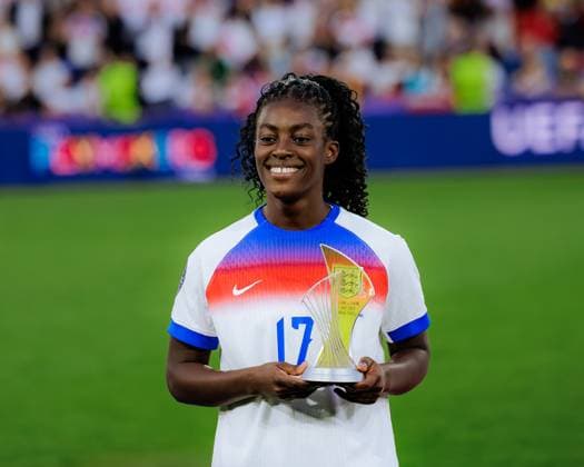 FOOTBALL FEMININ : Espagne vs Angleterre - Finale Euro 2025 - 27 07 2025 Agyemang Michelle (17 England) avec son trophÃ e de jeune joueuse du tournoi lors de la finale Espagne vs Angleterre, Euro fÃ minin 2025, St. Jakob-Park Ã BÃ¢le, Suisse BÃ¢le  Copyright: xPaulinexFIGUETx xPSnewZx