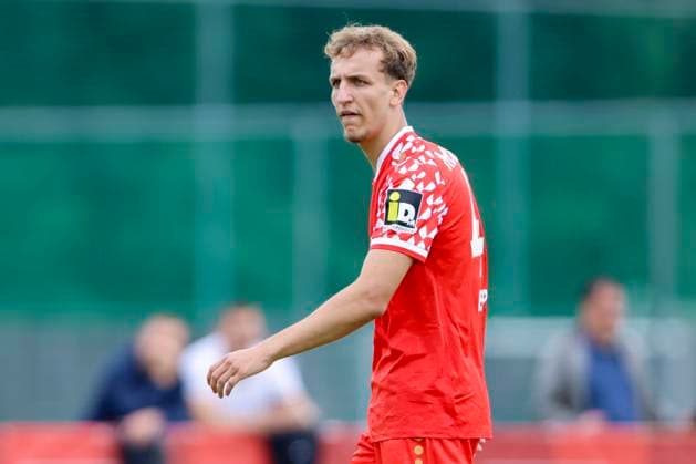 Nelson Weiper (1. FSV Mainz 05) schaut, Pre-Season Friendly, 1. FSV Mainz 05 vs Crystal Palace, Rasenplatz am 29. July 2025 in Wals, Österreich. (Foto von Marco Steinbrenner DeFodi Images) Nelson Weiper (1. FSV Mainz 05) looks on, Pre-Season Friendly, 1. FSV Mainz 05 vs Crystal Palace, Grass pitch, July 29, 2025 in Wals, Austria. (Photo by Marco Steinbrenner DeFodi Images) *** Nelson Weiper 1 FSV Mainz 05 looks on, Pre Season Friendly, 1 FSV Mainz 05 vs Crystal Palace, Grass pitch, July 29, 2025 in Wals, Austria Photo by Marco Steinbrenner DeFodi Images Nelson Weiper 1 FSV Mainz 05 looks on, Pre Season Friendly, 1 FSV Mainz 05 vs Crystal Palace, Grass pitch, July 29, 2025 in Wals, Austria Photo by Marco Steinbrenner DeFodi Images