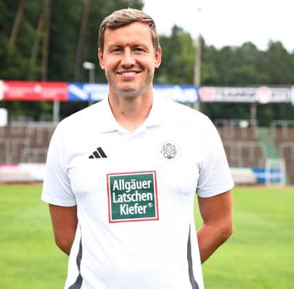 26 07 2025, xmohx, Fußball Regionalliga Suedwest, FC Homburg Fototermin Saison 2025 26 v l Co Trainer Benjamin Schwarz Homburg DFL DFB REGULATIONS PROHIBIT ANY USE OF PHOTOGRAPHS as IMAGE SEQUENCES and or QUASI VIDEO Homburg
